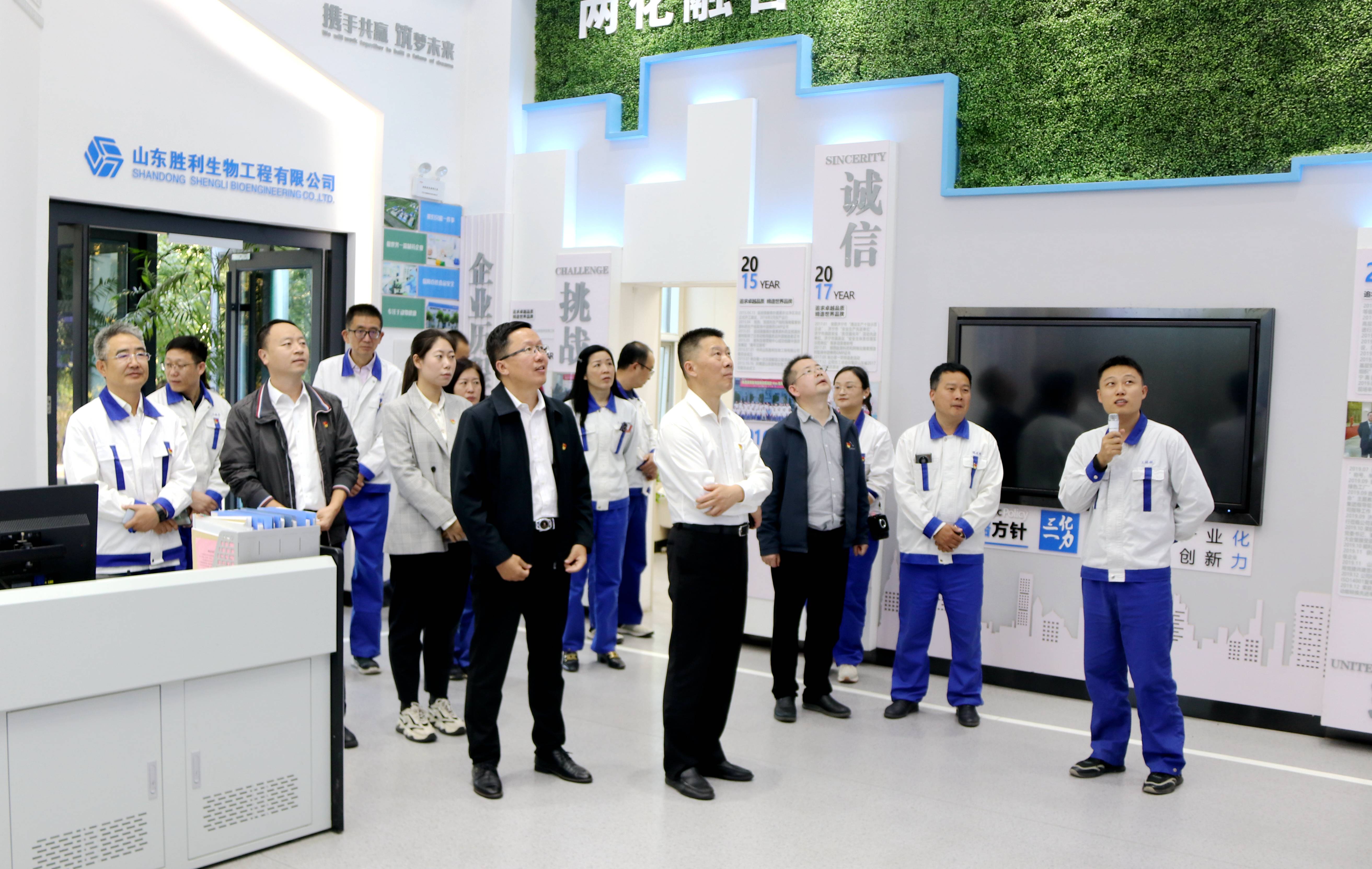 参观1(1).jpg 参观1(1).jpg