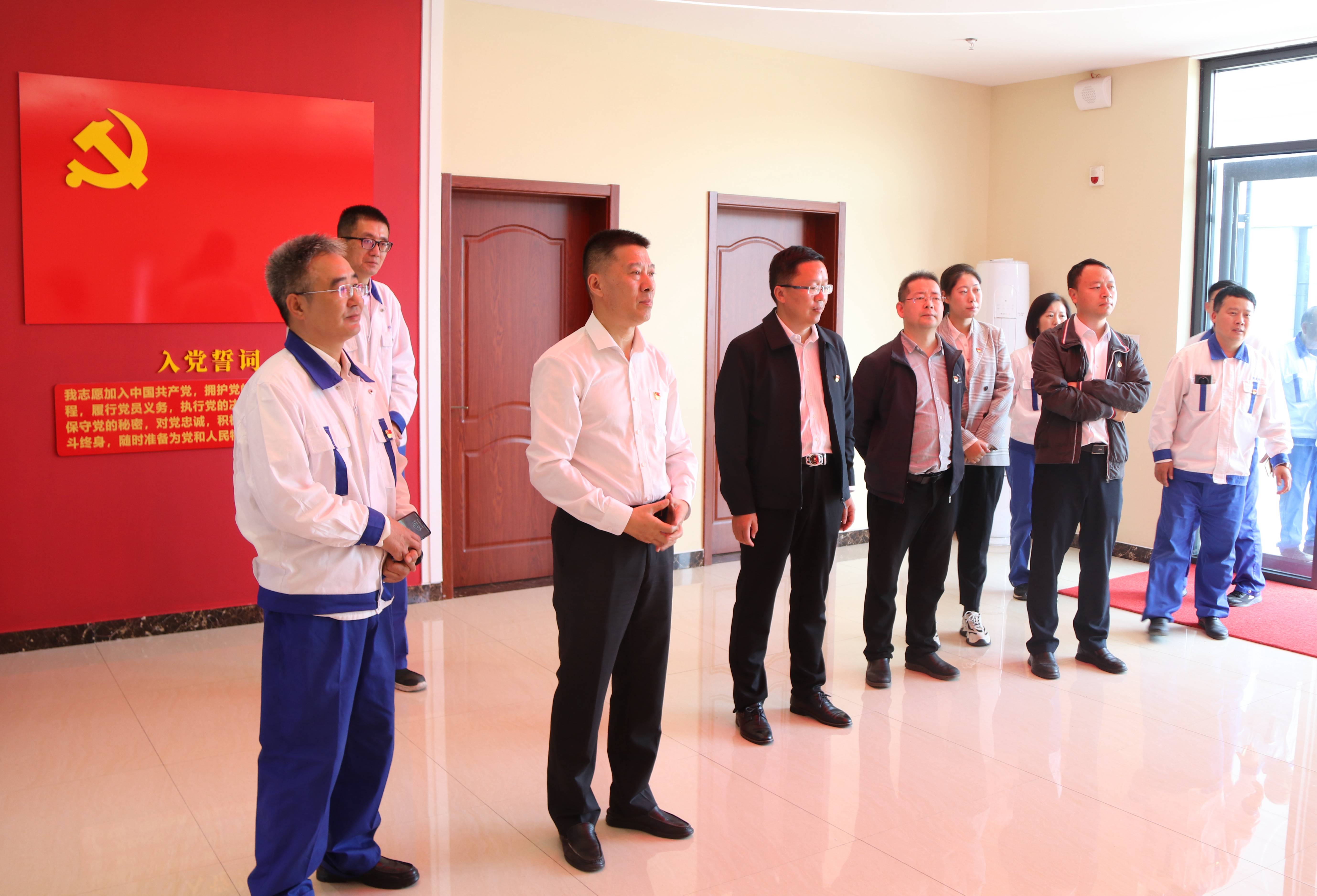 参观2(1).jpg 参观2(1).jpg